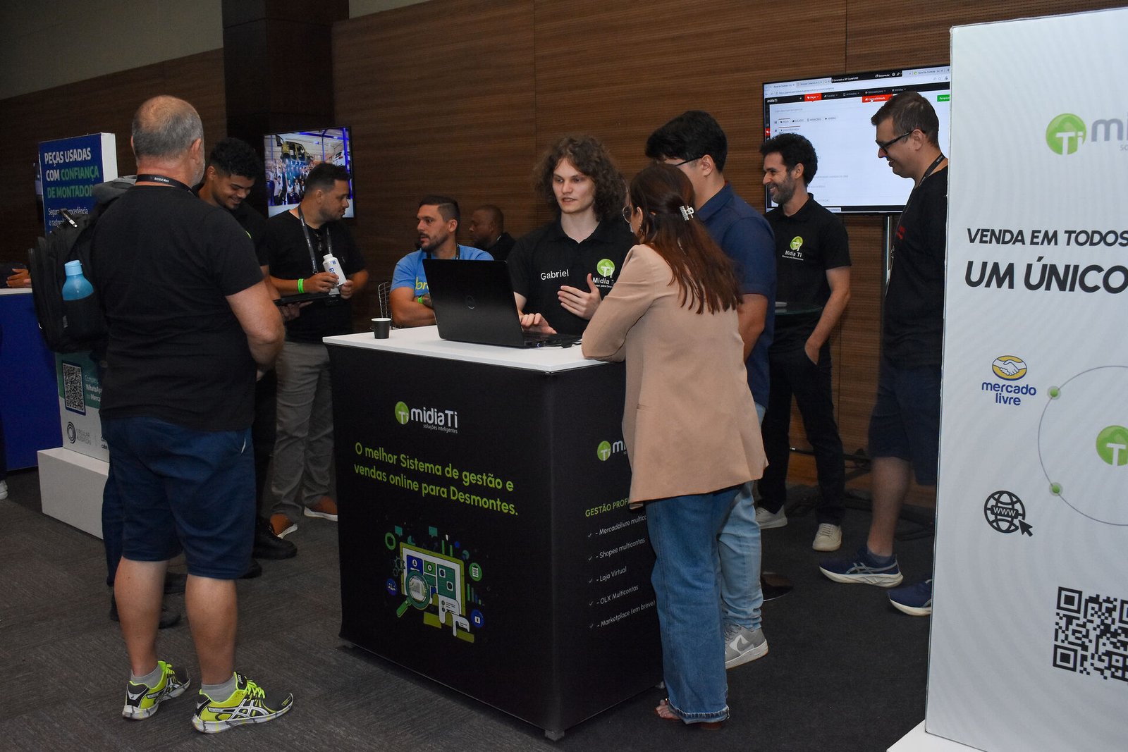 Interação entre participantes e expositores no Recicle Mais